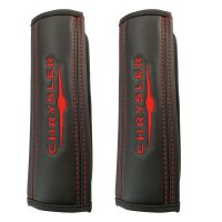 Μαξιλαράκια ζώνης CHRYSLER 22 X 7,5 cm από PVC δερματίνη σε μαύρο χρώμα με κόκκινο, ραμμένο logo και αυτοκόλλητες ταινίες τύπου velcro Race Axion - 2 τεμάχια