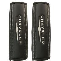 Μαξιλαράκια ζώνης CHRYSLER 22 X 7,5 cm από PVC δερματίνη σε μαύρο χρώμα με λευκό, ραμμένο logo και αυτοκόλλητες ταινίες τύπου velcro Race Axion - 2 τεμάχια