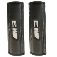 Μαξιλαράκια ζώνης M3 (BMW) 22 X 7,5 cm από PVC δερματίνη σε μαύρο χρώμα με λευκό, ραμμένο logo και αυτοκόλλητες ταινίες τύπου velcro Race Axion - 2 τεμάχια