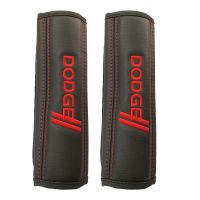 Μαξιλαράκια ζώνης DODGE 22 X 7,5 cm από PVC δερματίνη σε μαύρο χρώμα με κόκκινο, ραμμένο logo και αυτοκόλλητες ταινίες τύπου velcro Race Axion - 2 τεμάχια