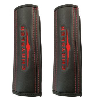 Μαξιλαράκια ζώνης CHRYSLER 22 X 7,5 cm από PVC δερματίνη σε μαύρο χρώμα με κόκκινο, ραμμένο logo και αυτοκόλλητες ταινίες τύπου velcro Race Axion - 2 τεμάχια
