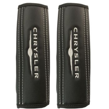 Μαξιλαράκια ζώνης CHRYSLER 22 X 7,5 cm από PVC δερματίνη σε μαύρο χρώμα με λευκό, ραμμένο logo και αυτοκόλλητες ταινίες τύπου velcro Race Axion - 2 τεμάχια