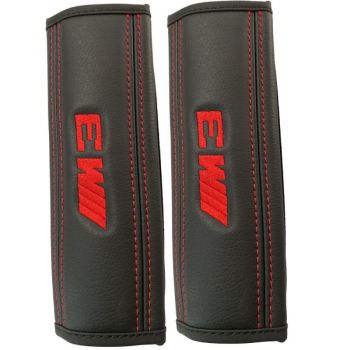 Μαξιλαράκια ζώνης M3 (BMW) 22 X 7,5 cm από PVC δερματίνη σε μαύρο χρώμα με κόκκινο, ραμμένο logo και αυτοκόλλητες ταινίες τύπου velcro Race Axion - 2 τεμάχια