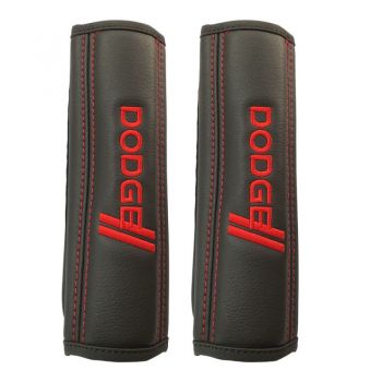 Μαξιλαράκια ζώνης DODGE 22 X 7,5 cm από PVC δερματίνη σε μαύρο χρώμα με κόκκινο, ραμμένο logo και αυτοκόλλητες ταινίες τύπου velcro Race Axion - 2 τεμάχια